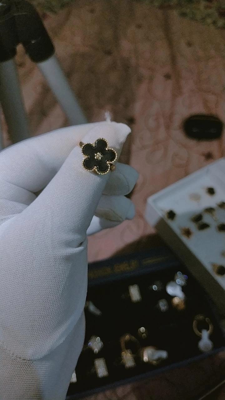 Elegant Black Floral Clover Statement Ring