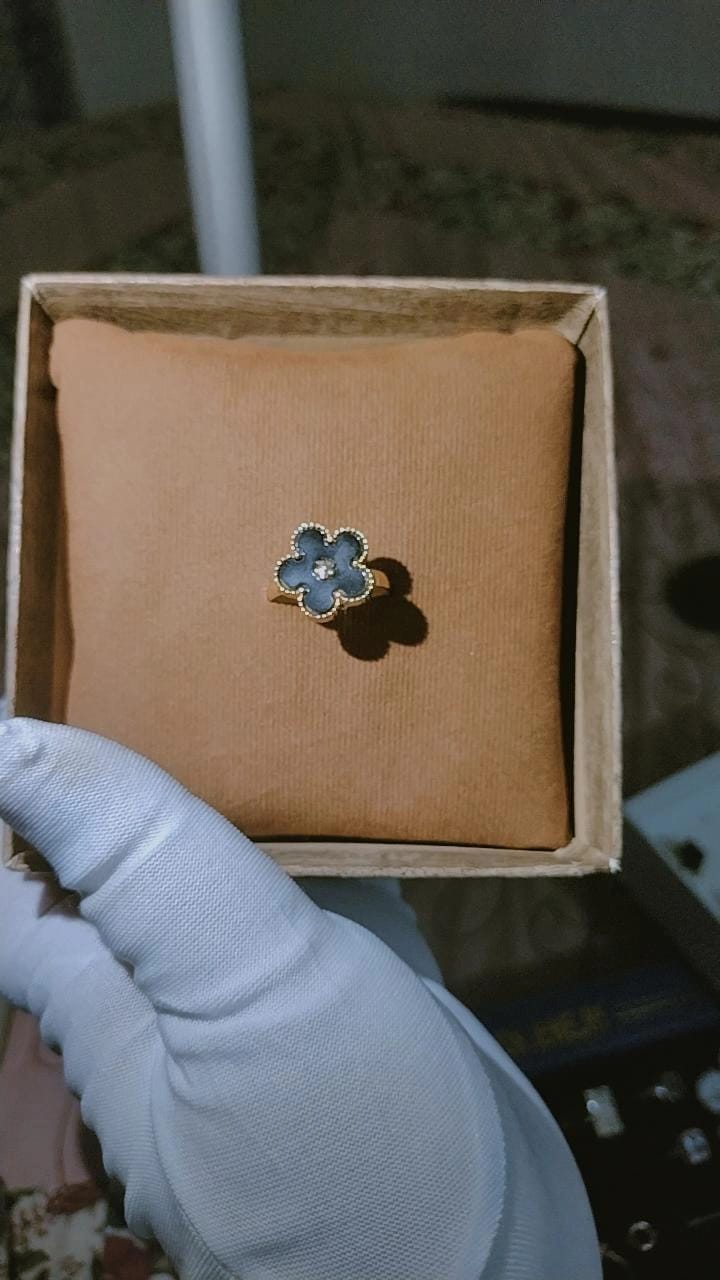 Elegant Black Floral Clover Statement Ring
