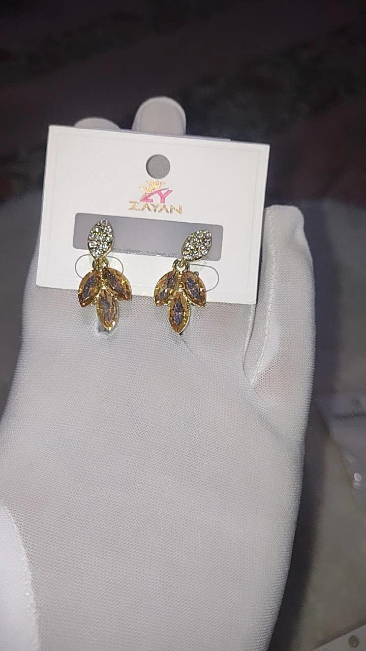 Nature-inspired, leaf-cluster drop/dangle earrings.
