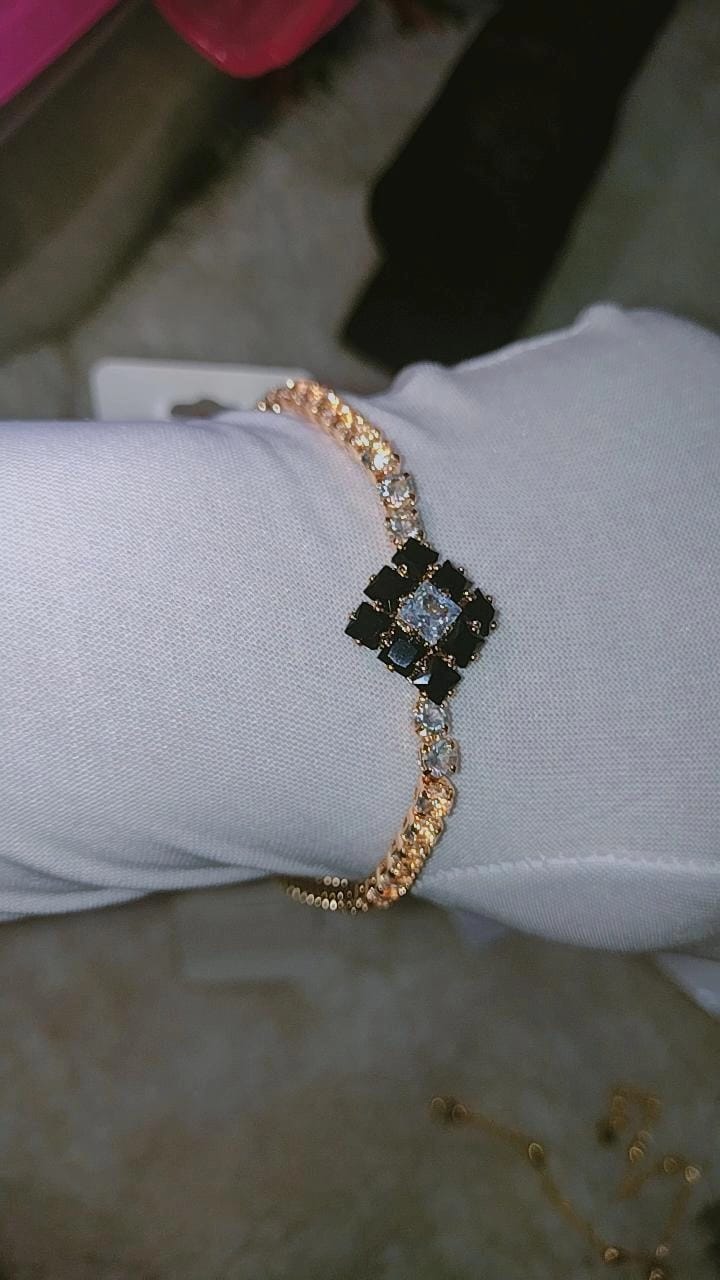 A geometric diamond-shaped clust bracelet