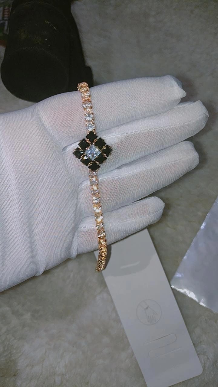 A geometric diamond-shaped clust bracelet